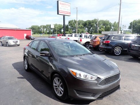 Used 2017 Ford Focus SE FWD image 1