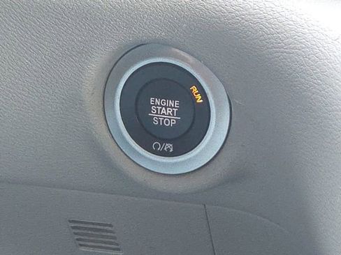 Used 2023 Chrysler Pacifica Touring-L FWD image 47