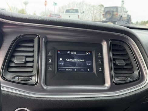 Used 2015 Dodge Challenger SXT image 21