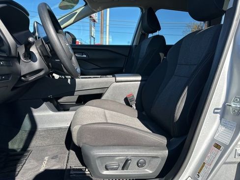 Used 2024 Nissan Rogue SV image 11