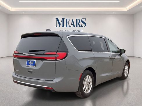 Used 2023 Chrysler Pacifica Touring-L FWD image 5