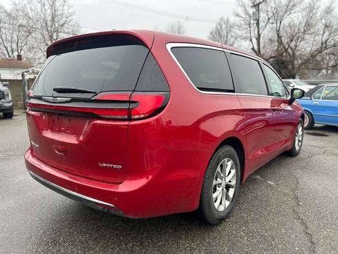 Used 2026 Chrysler Pacifica Limited image 5