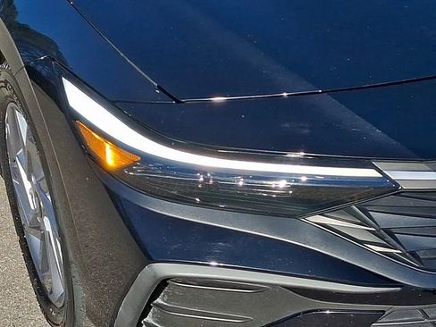 Used 2024 Hyundai Elantra SEL image 11