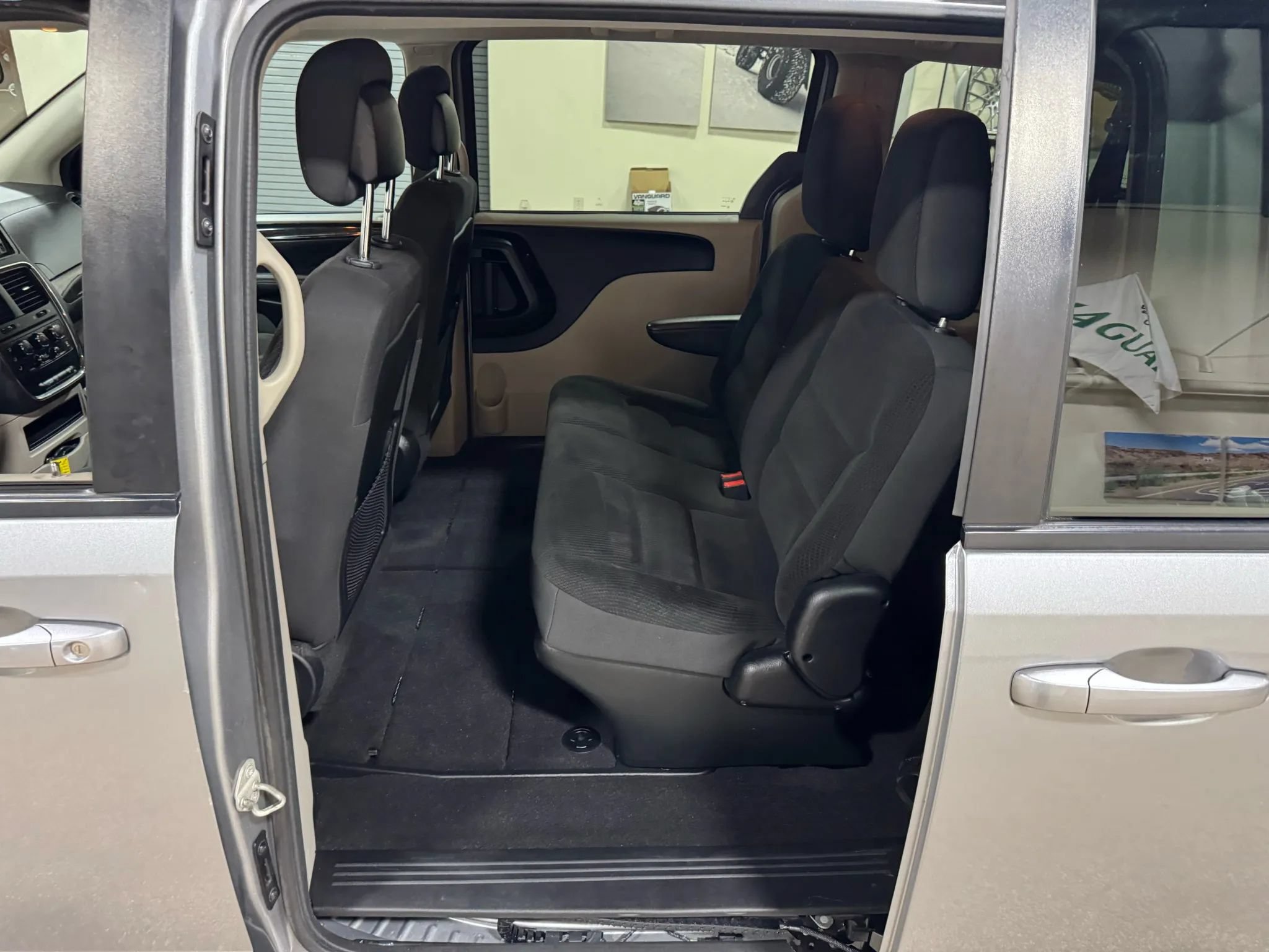 Used 2018 Dodge Grand Caravan SE FWD image 28