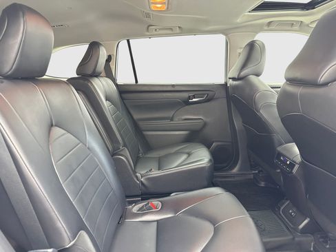 Used 2021 Toyota Highlander XLE FWD image 46