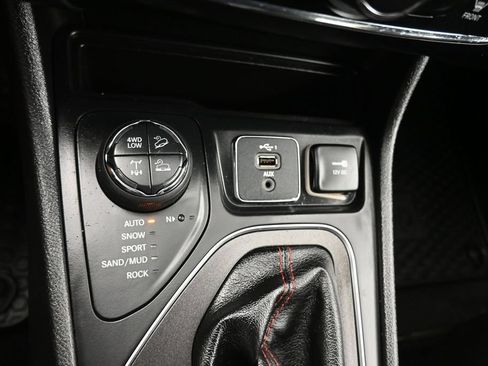 Used 2019 Jeep Cherokee Trailhawk AWD/4WD image 21
