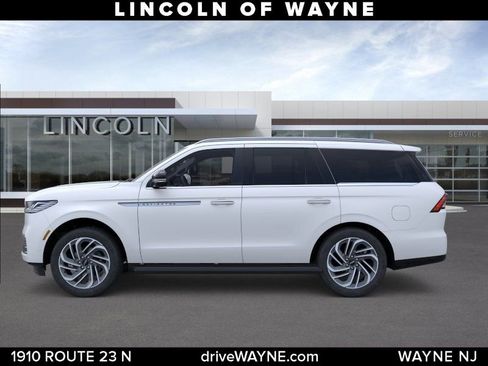 New 2026 Lincoln Navigator Premiere AWD/4WD image 3