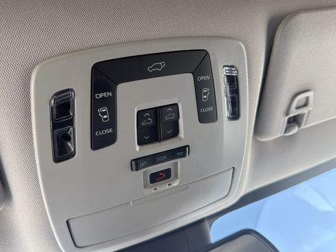 Certified 2025 Toyota Sienna XLE FWD image 5