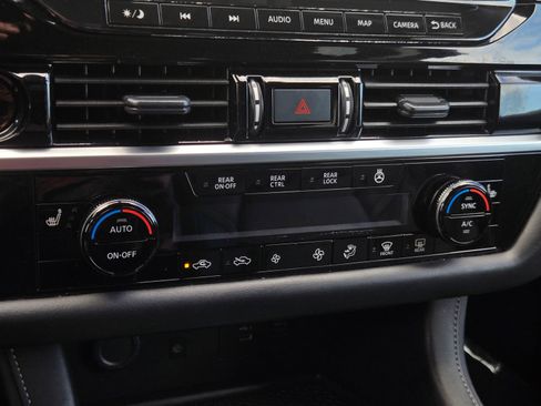 Used 2025 Nissan Pathfinder SL FWD image 18