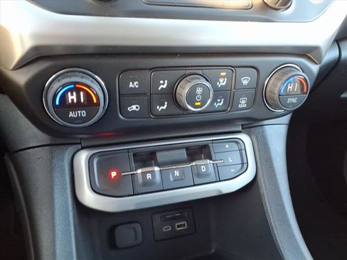 Used 2023 GMC Acadia SLT image 16