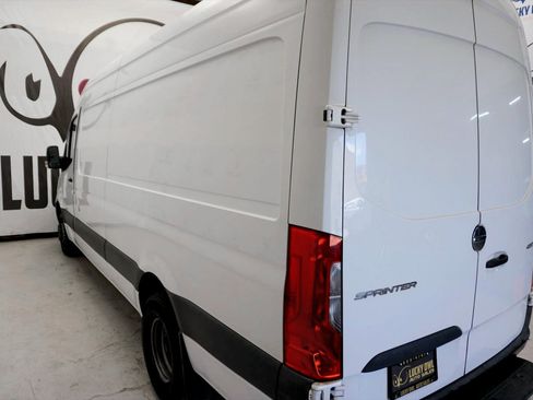 Used 2019 Freightliner Sprinter 170 Cargo RWD image 8