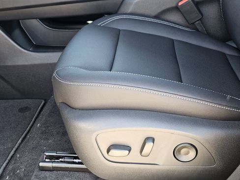 New 2026 Chevrolet Traverse LT w/ Sun and Wheel Package FWD image 24