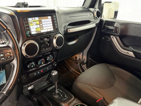 Used 2016 Jeep Wrangler Unlimited Sahara AWD/4WD image 13