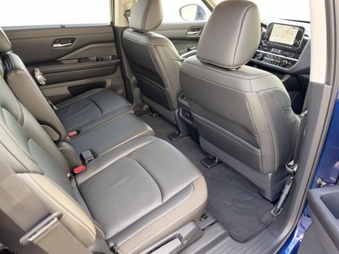 Used 2025 Nissan Pathfinder SL AWD/4WD image 29