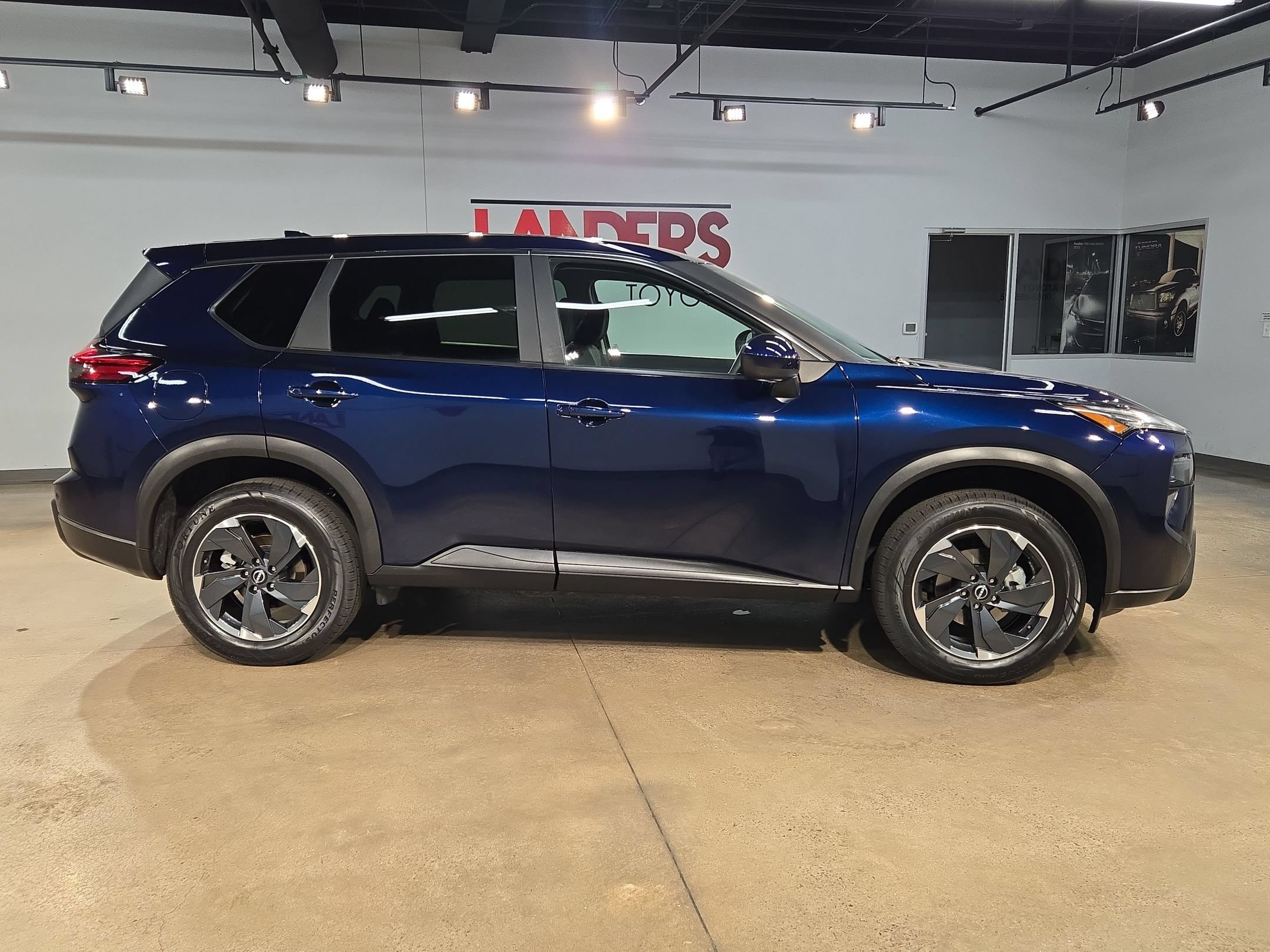 Used 2025 Nissan Rogue SV AWD/4WD image 8