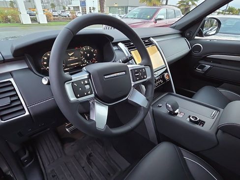 Certified 2024 Land Rover Discovery Dynamic SE image 12