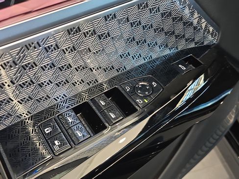 New 2025 BMW i7 M70 w/ Executive Package image 21