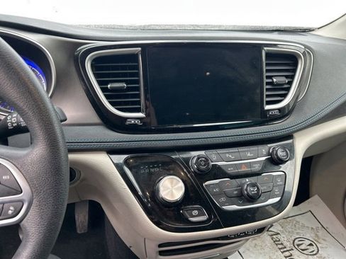 Used 2021 Chrysler Pacifica Touring image 10