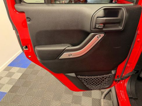 Used 2015 Jeep Wrangler Unlimited Sahara w/ Max Tow Package image 9