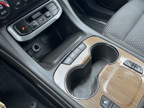 Used 2021 GMC Acadia SLE w/ Driver Convenience Package image 18