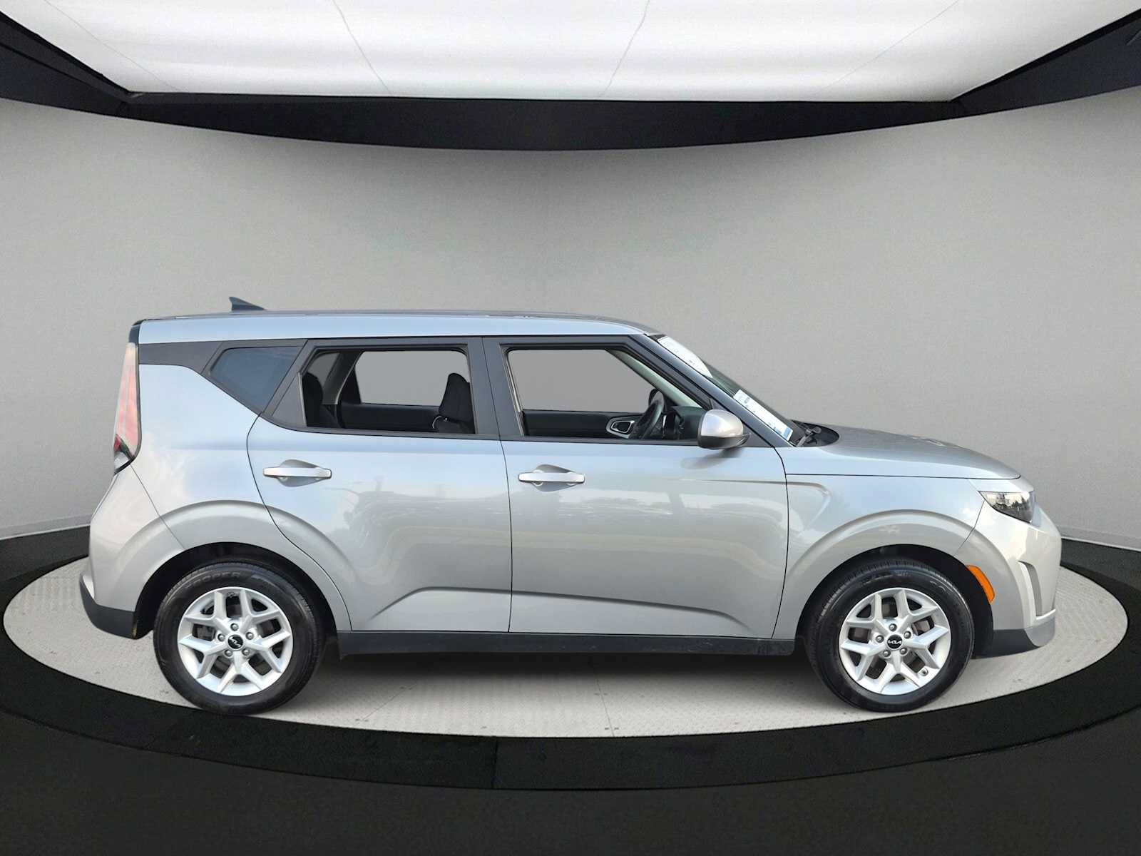 Used 2024 Kia Soul LX w/ Option Group 015 FWD image 9