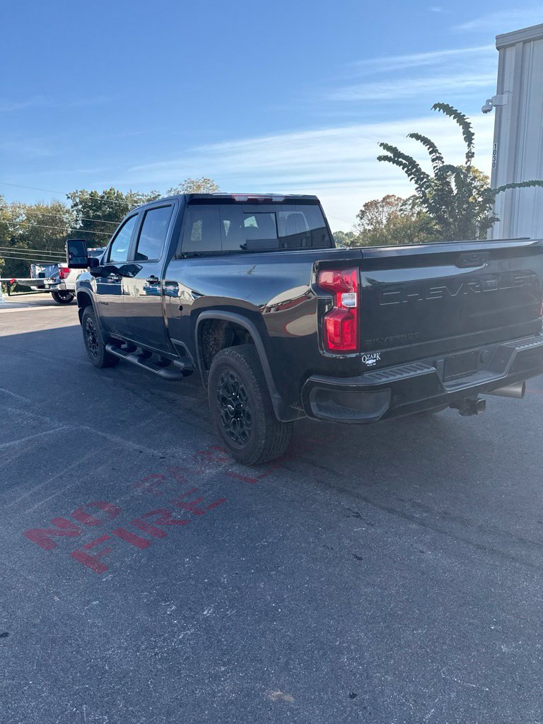 Used 2024 Chevrolet Silverado 2500 LT w/ Midnight Edition AWD/4WD image 2