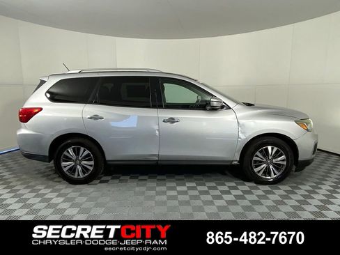 Used 2018 Nissan Pathfinder SV FWD image 8
