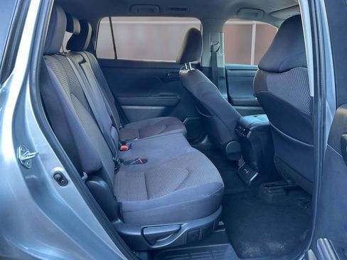 Used 2024 Toyota Highlander LE AWD/4WD image 17