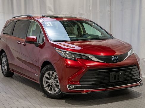 Used 2021 Toyota Sienna XLE image 1