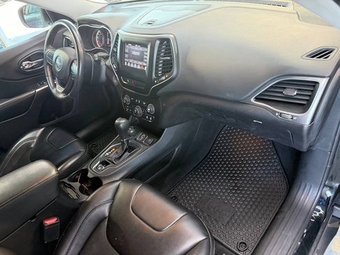 Used 2019 Jeep Cherokee Latitude Plus w/ Cold Weather Group AWD/4WD image 18