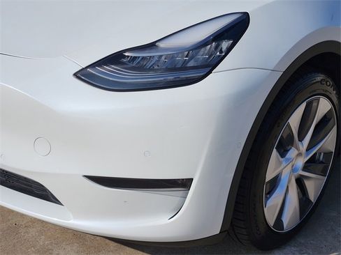 Used 2020 Tesla Model Y Long Range image 9