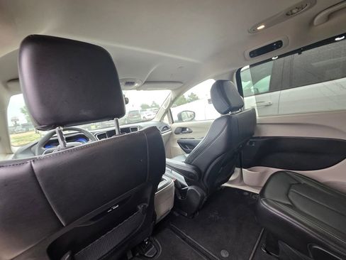 Used 2023 Chrysler Pacifica Touring-L FWD image 9