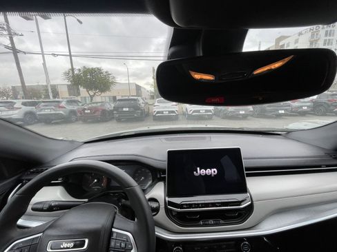 Used 2025 Jeep Compass Limited image 38