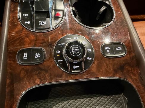 Used 2018 Bentley Bentayga AWD/4WD image 21