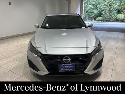 Used 2023 Nissan Altima 2.5 SV FWD image 2