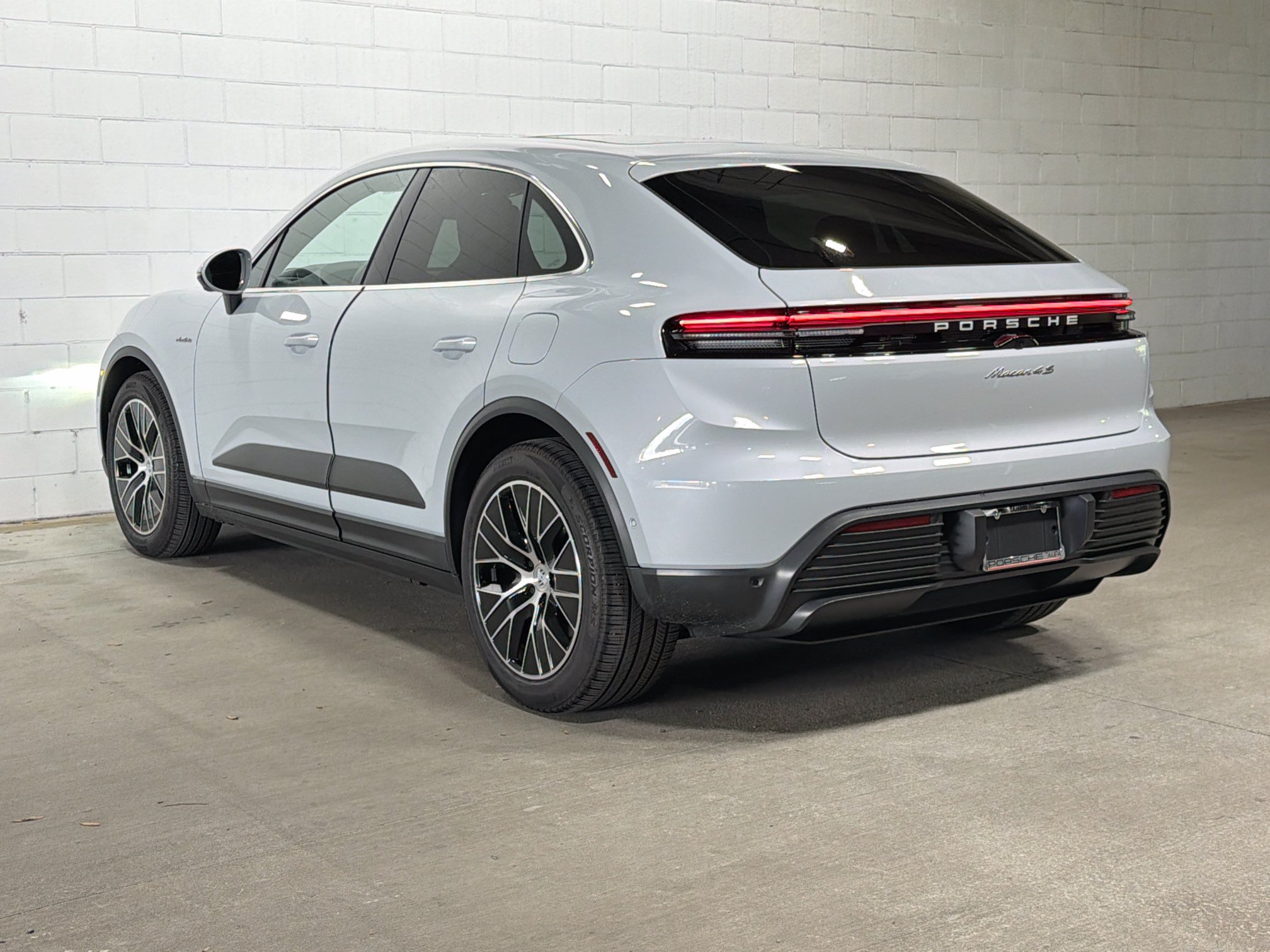 Certified 2026 Porsche Macan 4S Electric AWD/4WD image 3