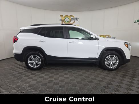 Used 2022 GMC Terrain SLE w/ Driver Convenience Package AWD/4WD image 9