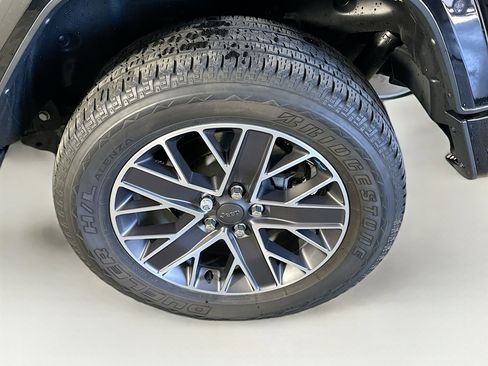 Used 2023 Jeep Wrangler Unlimited Sahara AWD/4WD image 11