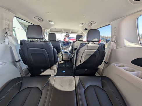 Used 2024 Chrysler Pacifica Touring-L image 18