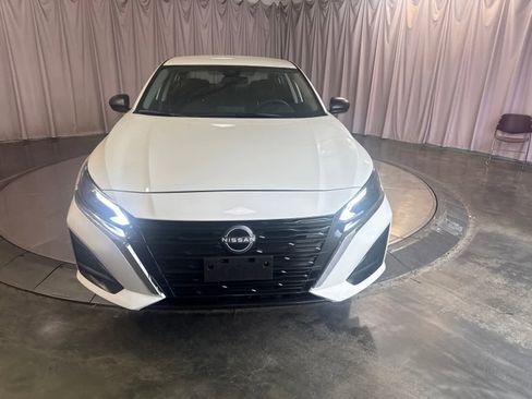 Used 2025 Nissan Altima 2.5 SV FWD image 2