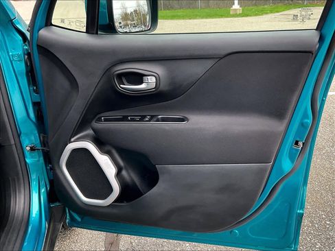 Used 2020 Jeep Renegade Latitude w/ Cold Weather Group image 12