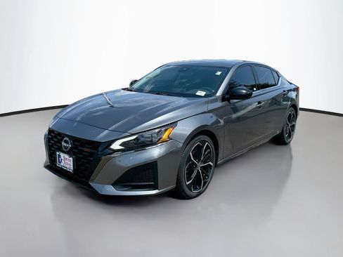 Used 2023 Nissan Altima 2.5 SR FWD image 3
