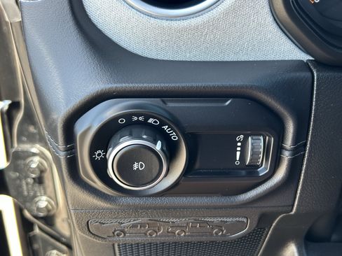 Used 2025 Jeep Wrangler Unlimited Sahara AWD/4WD image 31