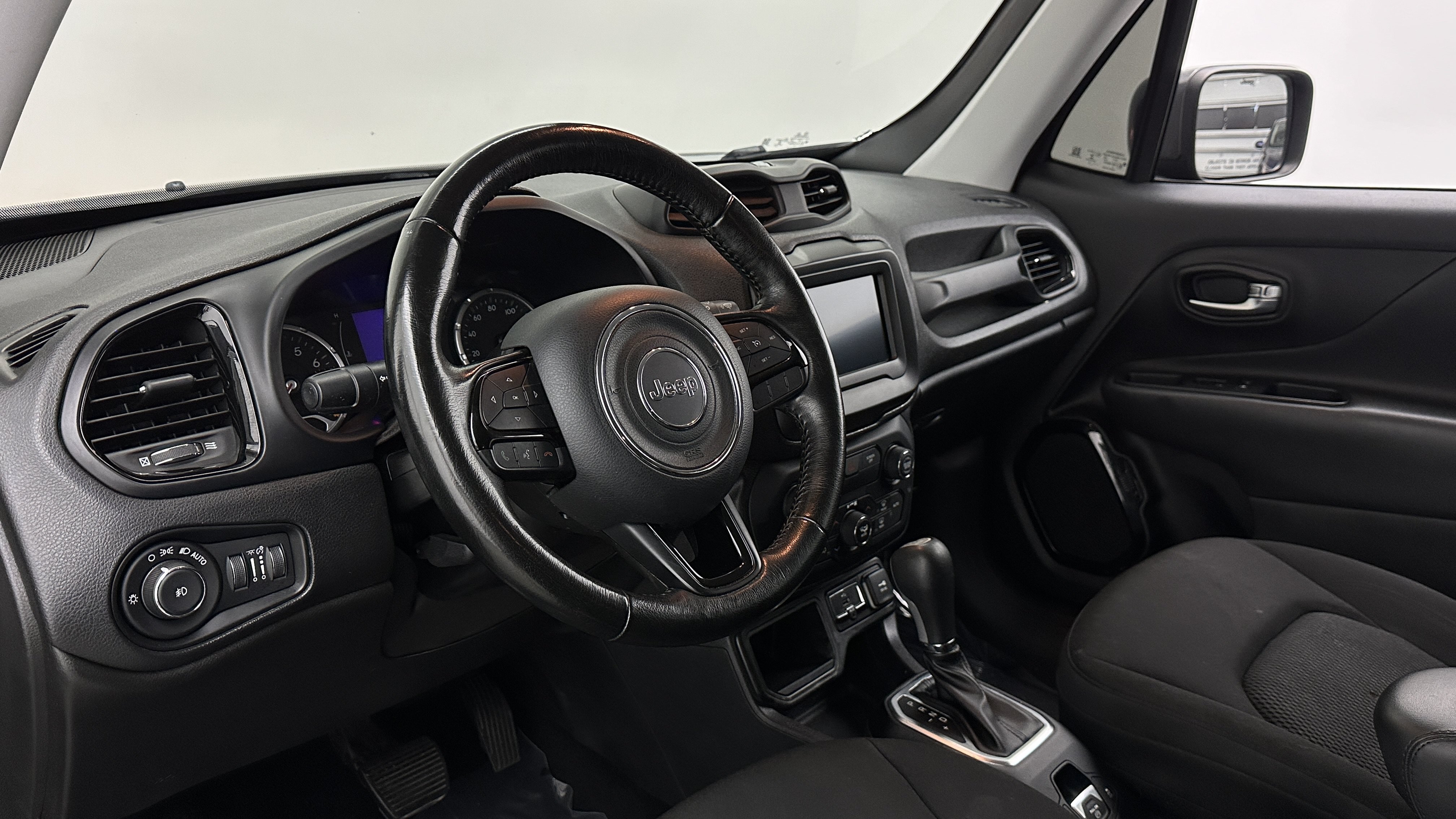Used 2018 Jeep Renegade Altitude FWD image 11