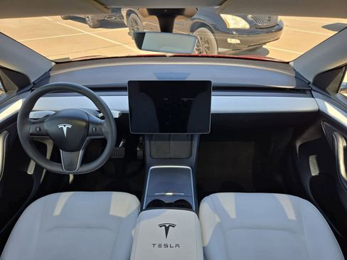 Used 2024 Tesla Model Y 2WD image 13