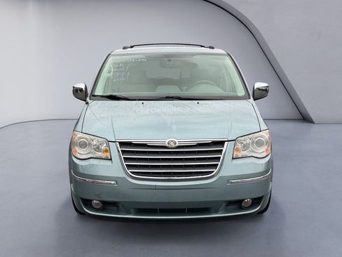 Used 2010 Chrysler Town & Country Limited image 8