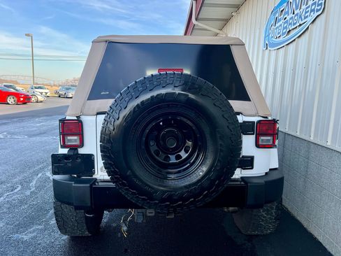 Used 2017 Jeep Wrangler Unlimited Sahara image 4