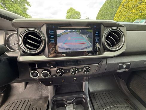 Used 2017 Toyota Tacoma TRD Off-Road AWD/4WD image 21