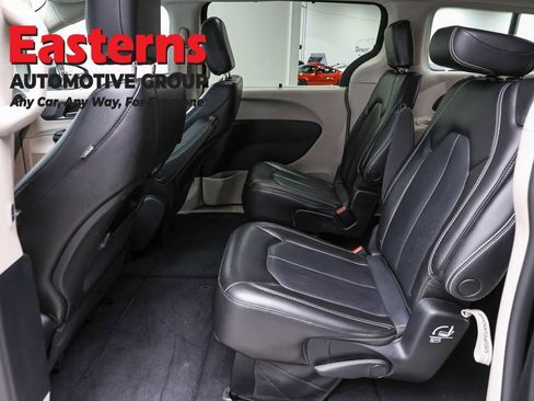 Used 2023 Chrysler Pacifica Touring-L FWD image 22