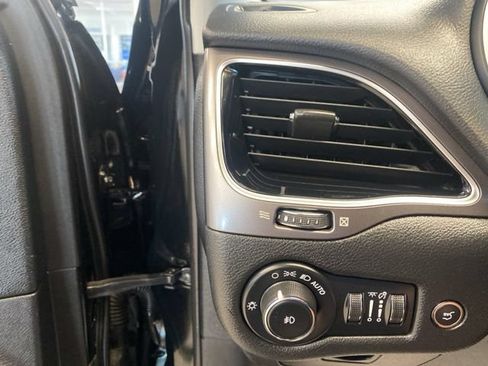 Used 2020 Jeep Cherokee Limited AWD/4WD image 14